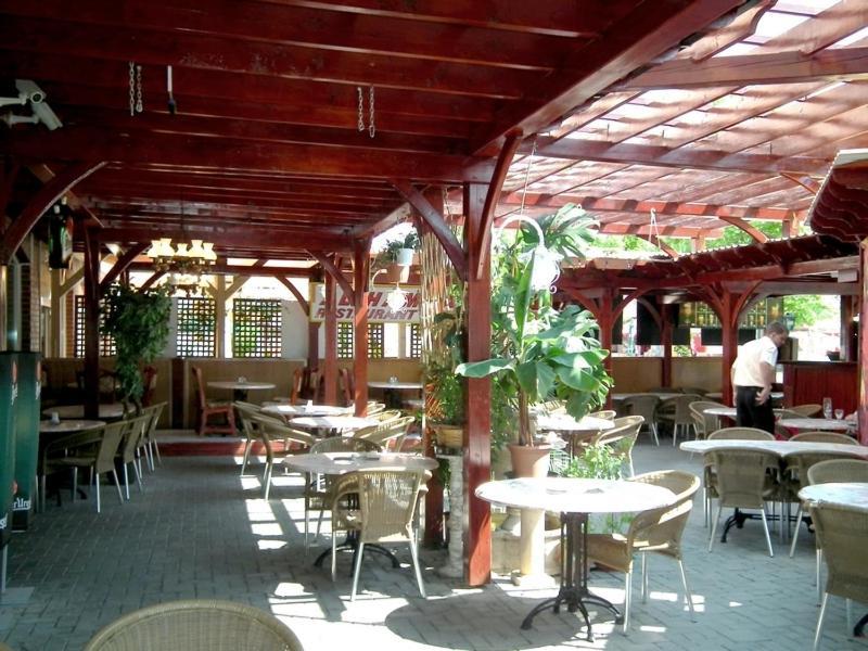 Hotel Jarja Хайдусобосло Экстерьер фото