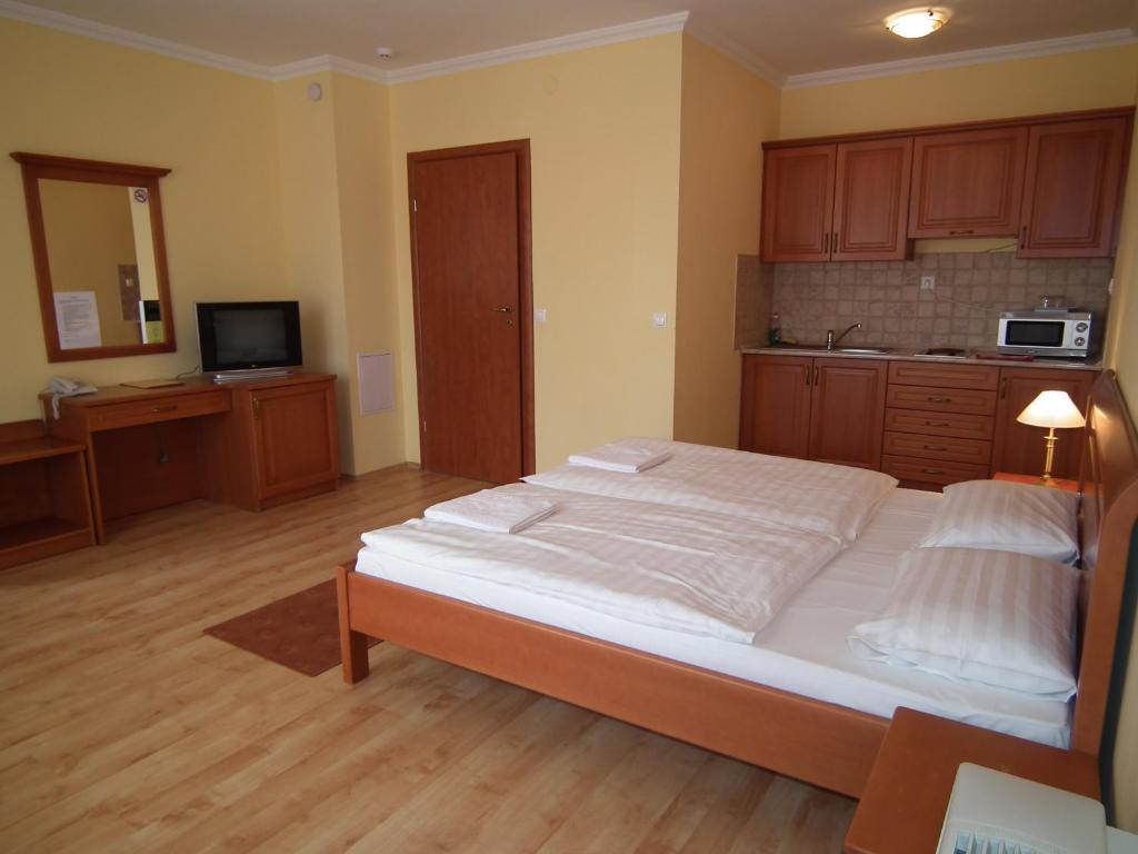 Hotel Jarja Хайдусобосло Номер фото