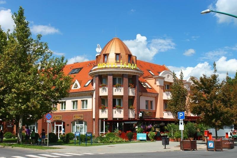Hotel Jarja Хайдусобосло Экстерьер фото