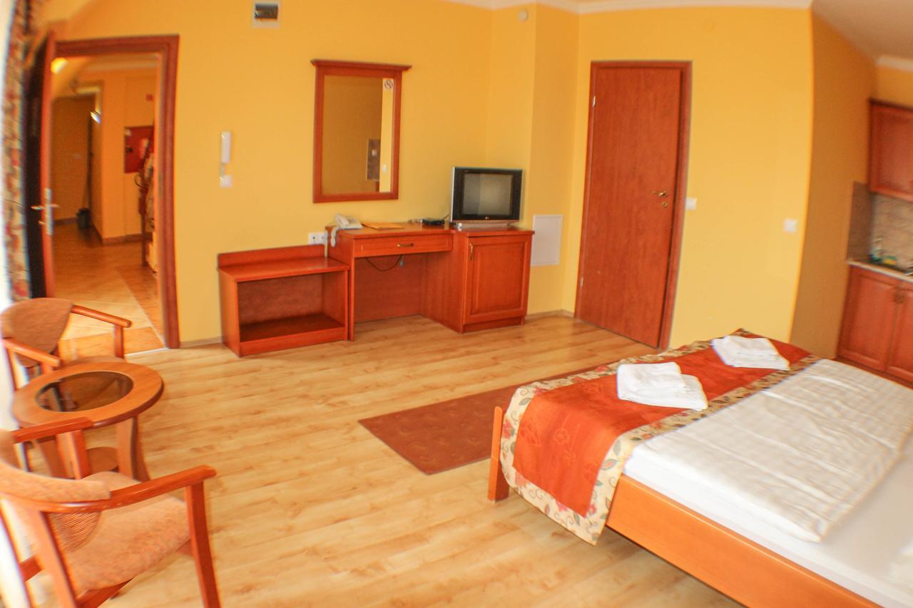 Hotel Jarja Хайдусобосло Экстерьер фото
