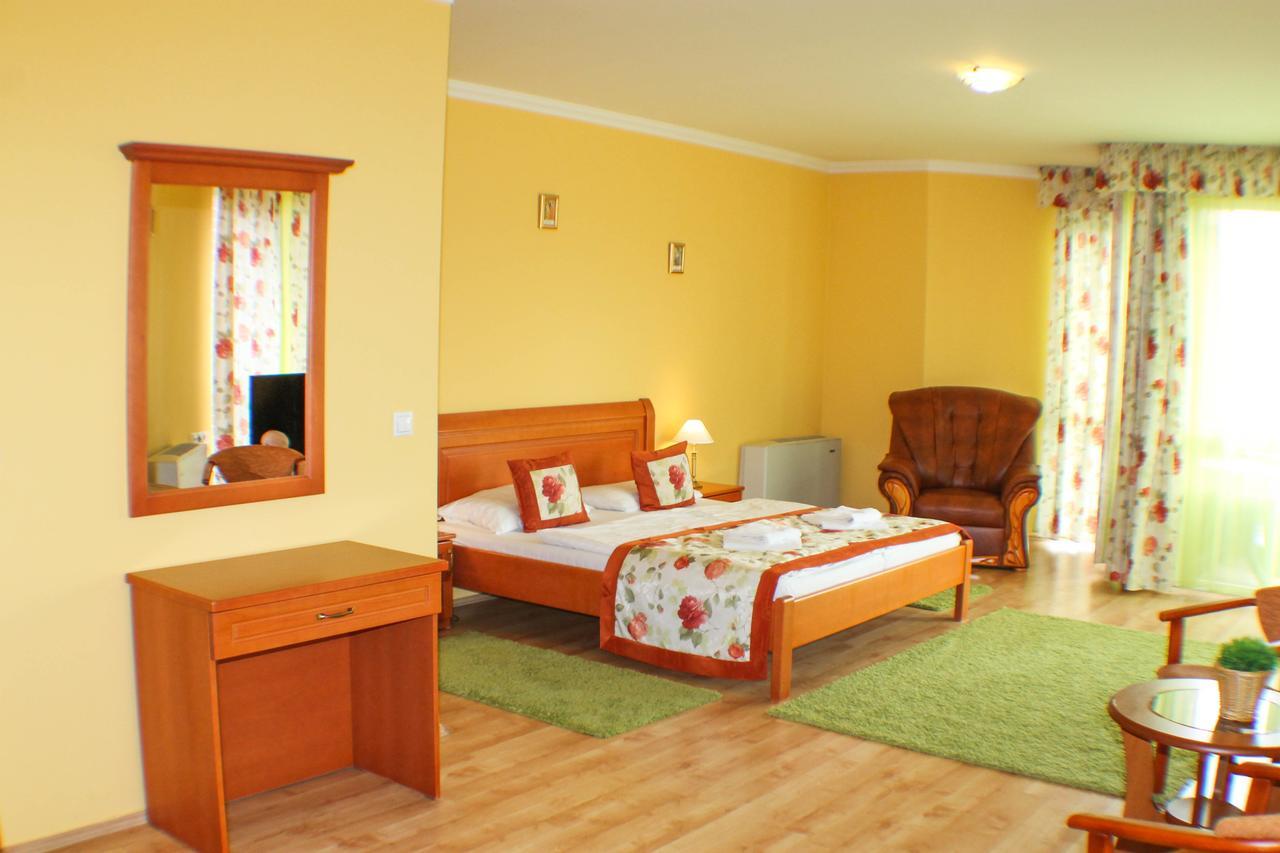 Hotel Jarja Хайдусобосло Экстерьер фото
