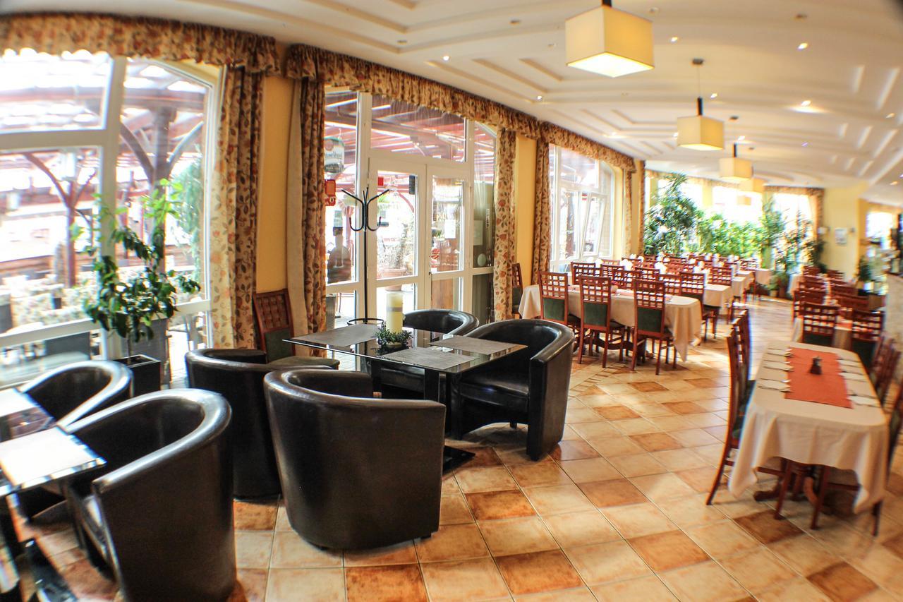 Hotel Jarja Хайдусобосло Экстерьер фото