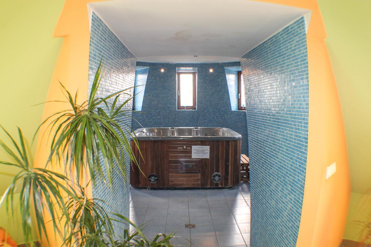 Hotel Jarja Хайдусобосло Экстерьер фото