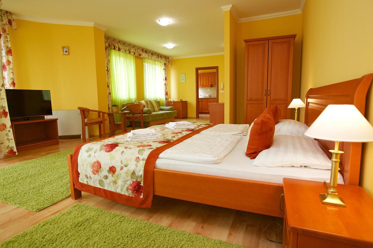 Hotel Jarja Хайдусобосло Экстерьер фото
