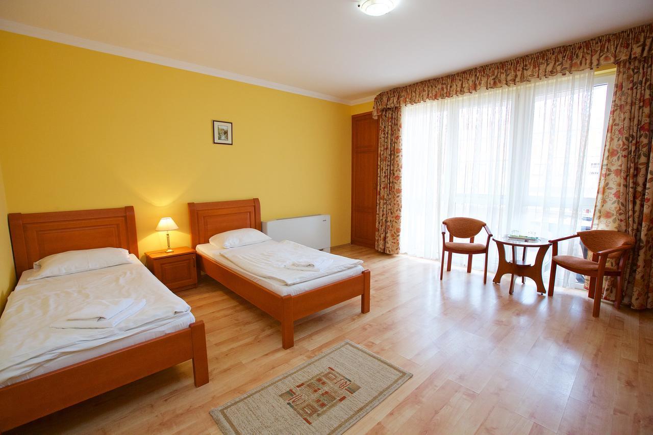 Hotel Jarja Хайдусобосло Экстерьер фото