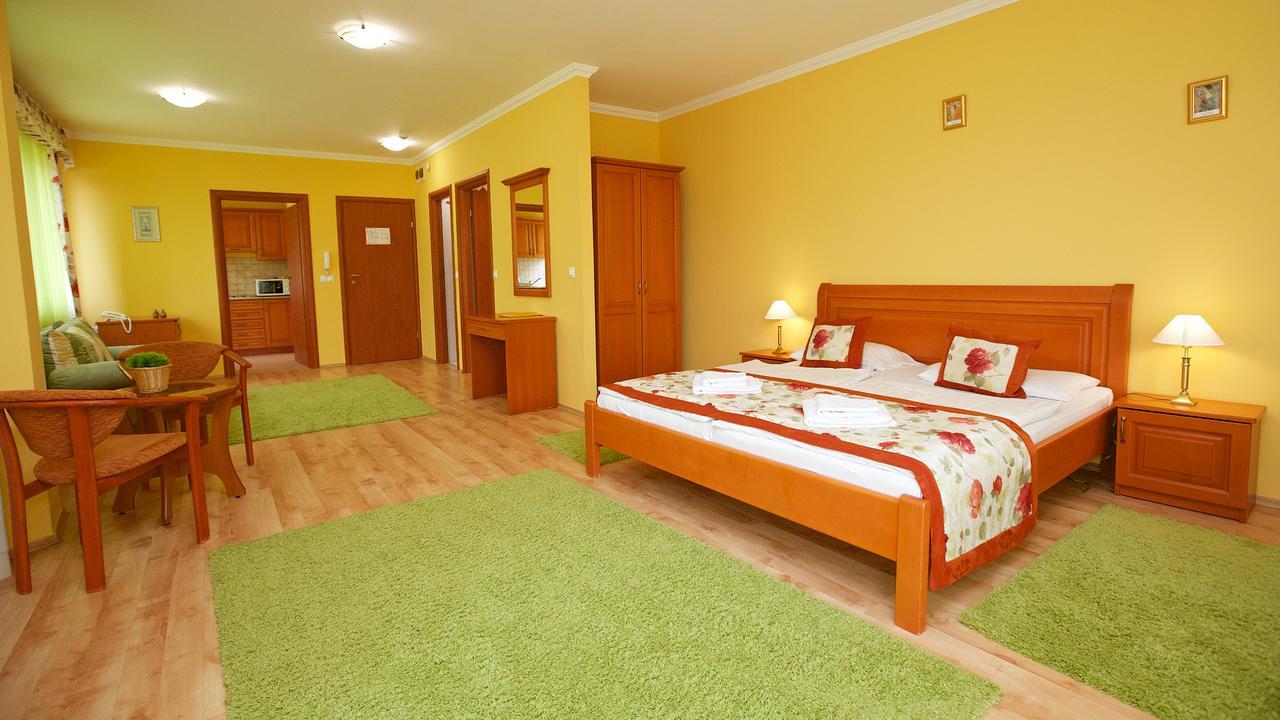 Hotel Jarja Хайдусобосло Экстерьер фото