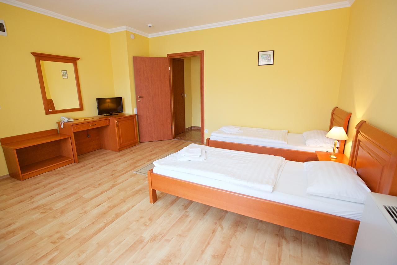 Hotel Jarja Хайдусобосло Экстерьер фото